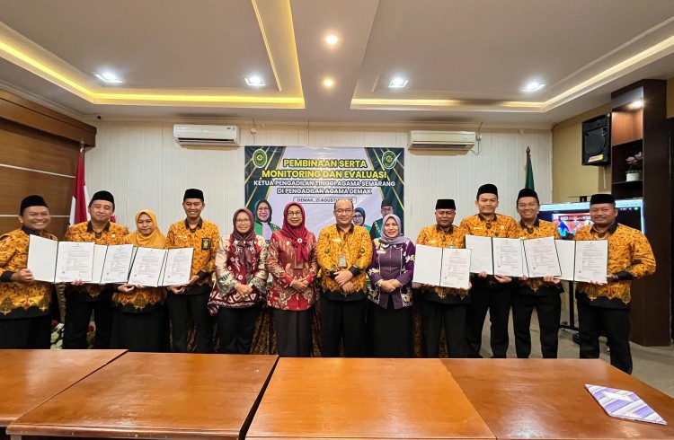 (21/08/2025) Perdana! Ketua PTA Semarang Serahkan Langsung SK PPPK kepada 8 Pegawai PA Demak